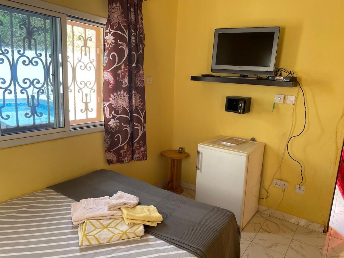 The Compound Bed & Breakfast Bijilo Екстериор снимка